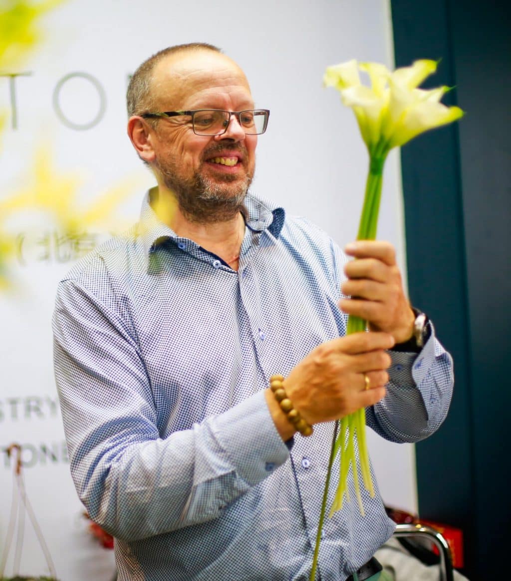 Stef teaching the students how to build a calla lilly scepter bouquet. In the EFDE program it is all about technical knowledge and how to apply it in floristry.