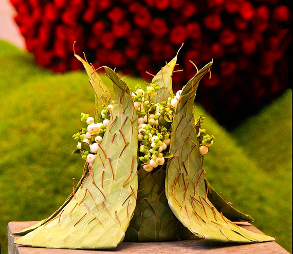 Very pure and stylish composition made from leaves and white flowers. We make a lot of these abstract minimalistic compositions inour EFDE floral education.  Education is the magical word for those who love to run their own shop.